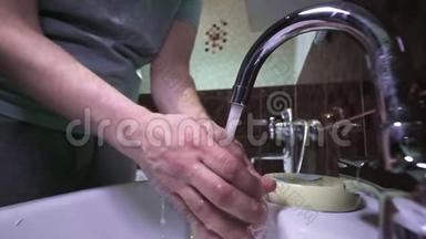 洗手作为预防冠状病毒COVID-19疾病的保护措施。 MERS-cov，SARS-cov-2大流行。 洗你的衣服
